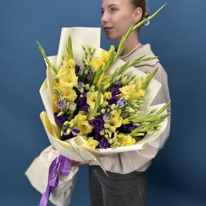 9 желтых гладиолусов с эустомой