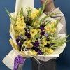 9 желтых гладиолусов с эустомой