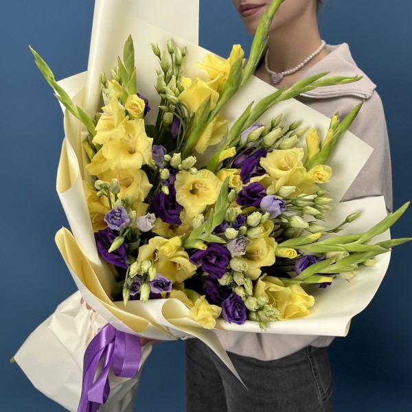 9 желтых гладиолусов с эустомой