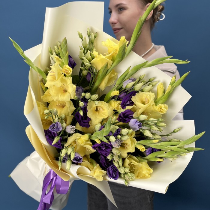 9 желтых гладиолусов с эустомой