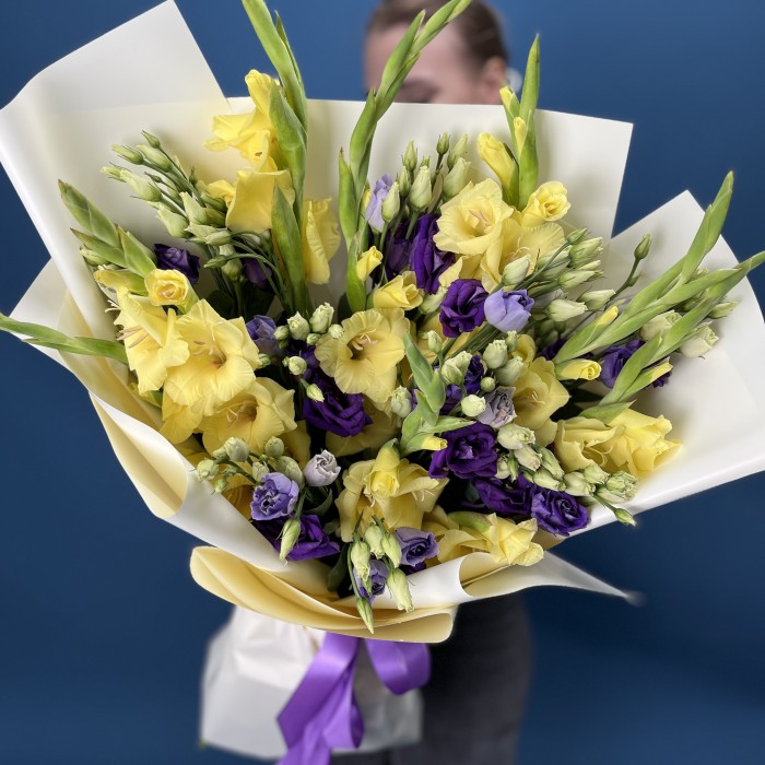 9 желтых гладиолусов с эустомой