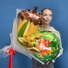 Букет желтых гладиолусов с шарами на 1 сентября