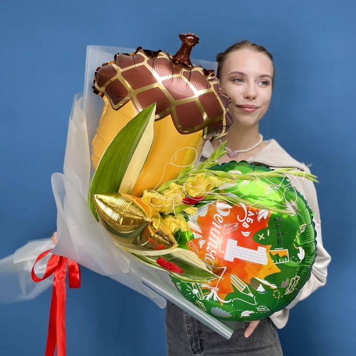Букет желтых гладиолусов с шарами на 1 сентября