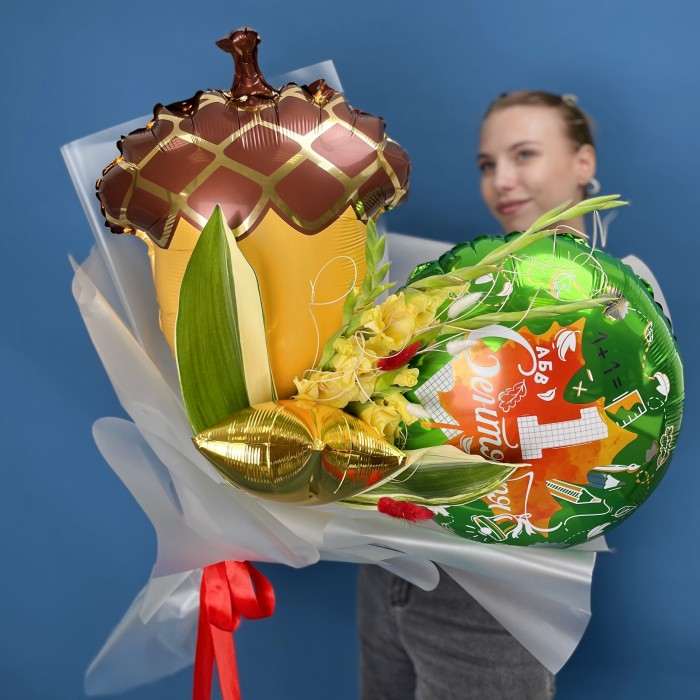 Букет желтых гладиолусов с шарами на 1 сентября