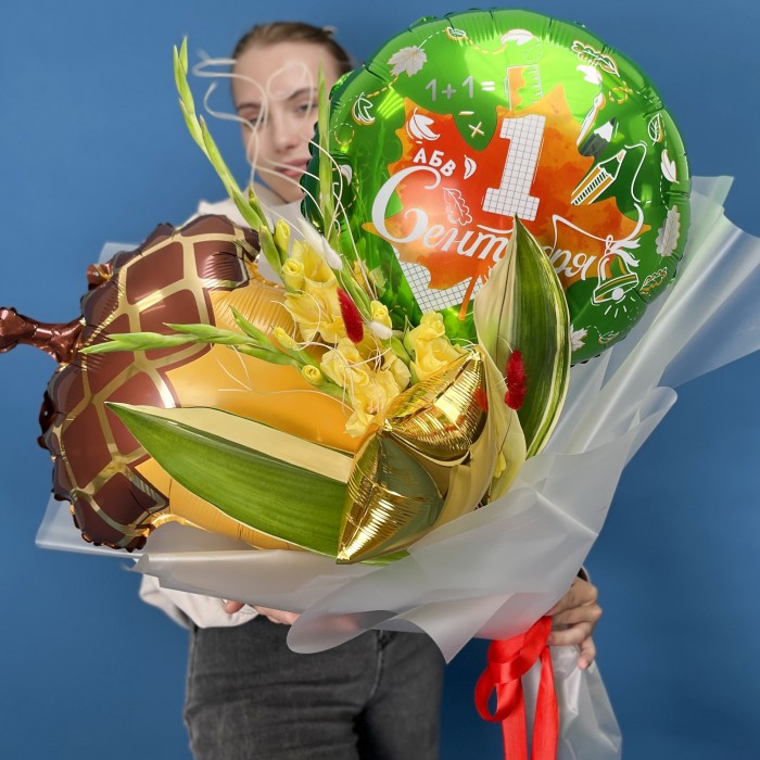 Букет желтых гладиолусов с шарами на 1 сентября
