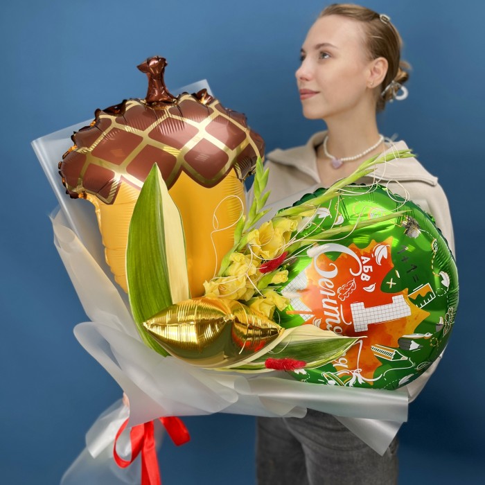 Букет желтых гладиолусов с шарами на 1 сентября