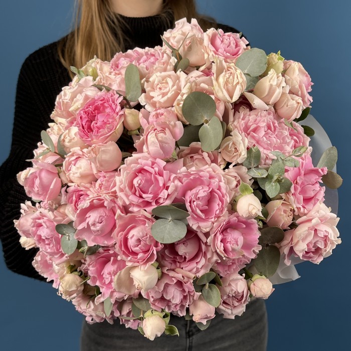 25 кустовых пионовидных роз Кэнди Флоу в кашпо