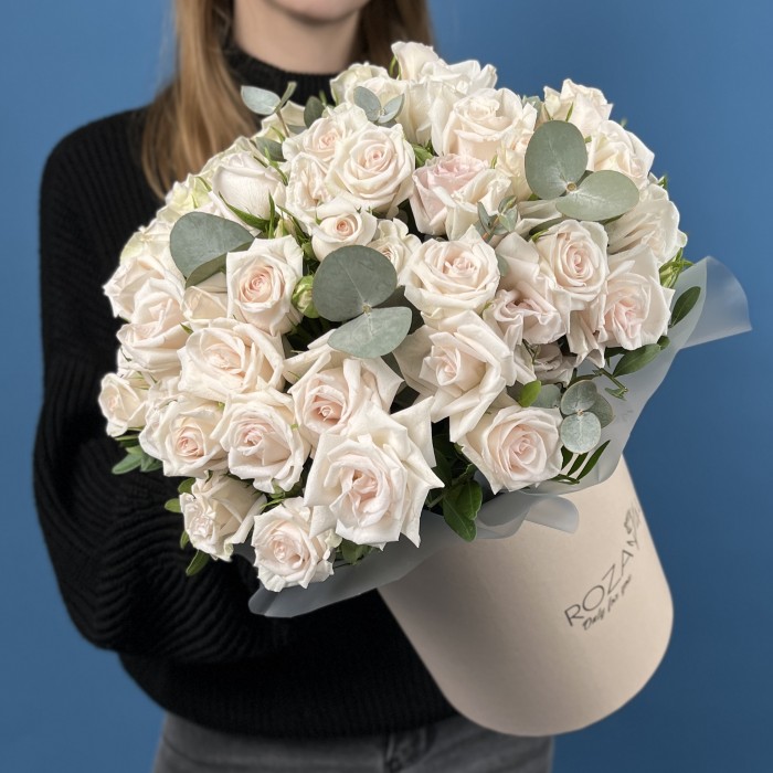 15 кустовых роз Роял Порцелина в коробке