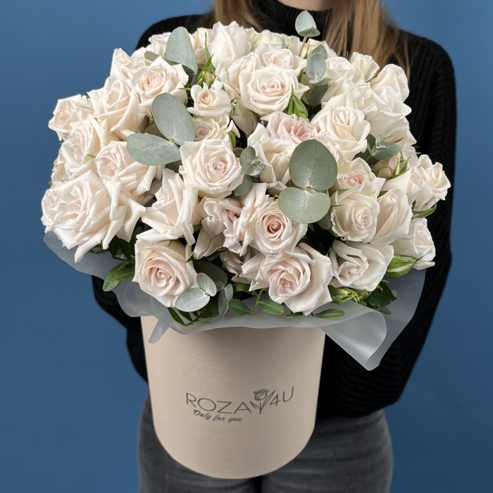 15 кустовых роз Роял Порцелина в коробке