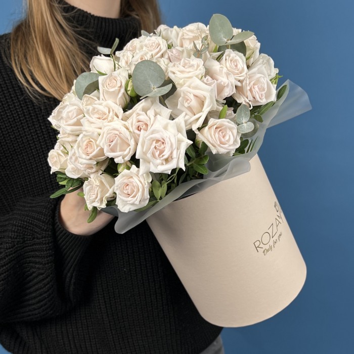 15 кустовых роз Роял Порцелина в коробке