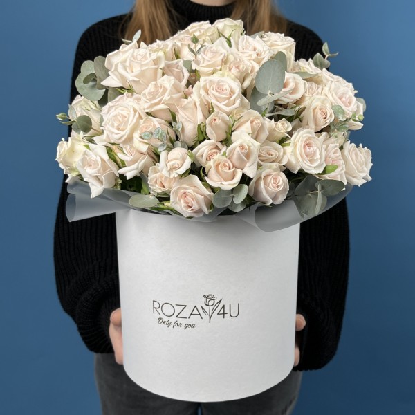 25 кустовых роз Роял Порцелина в коробке