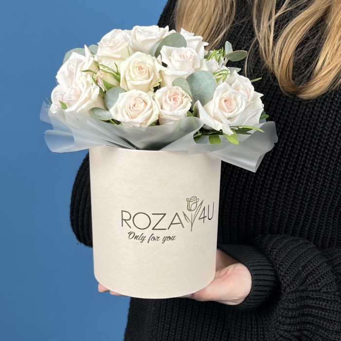 5 кустовых роз Роял Порцелина в коробке
