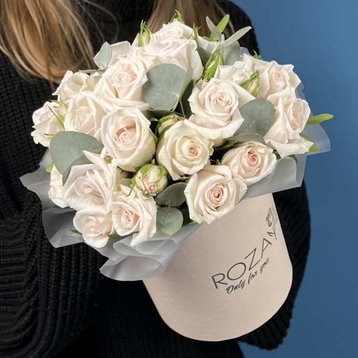 5 кустовых роз Роял Порцелина в коробке