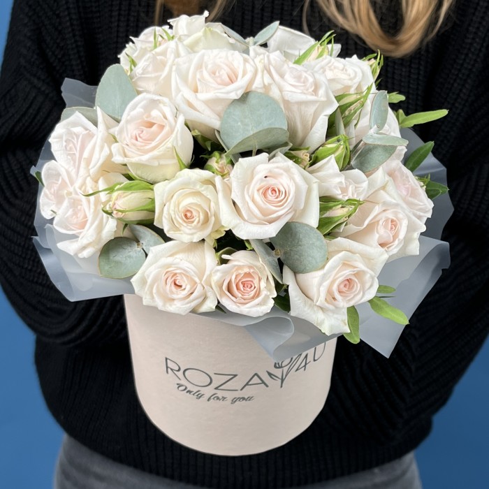 5 кустовых роз Роял Порцелина в коробке