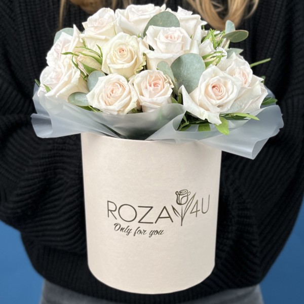 5 кустовых роз Роял Порцелина в коробке
