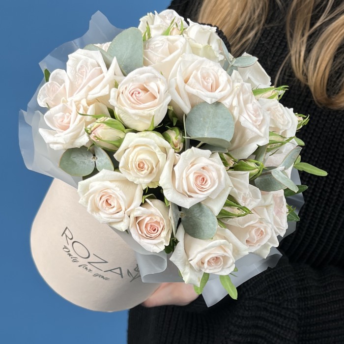 5 кустовых роз Роял Порцелина в коробке