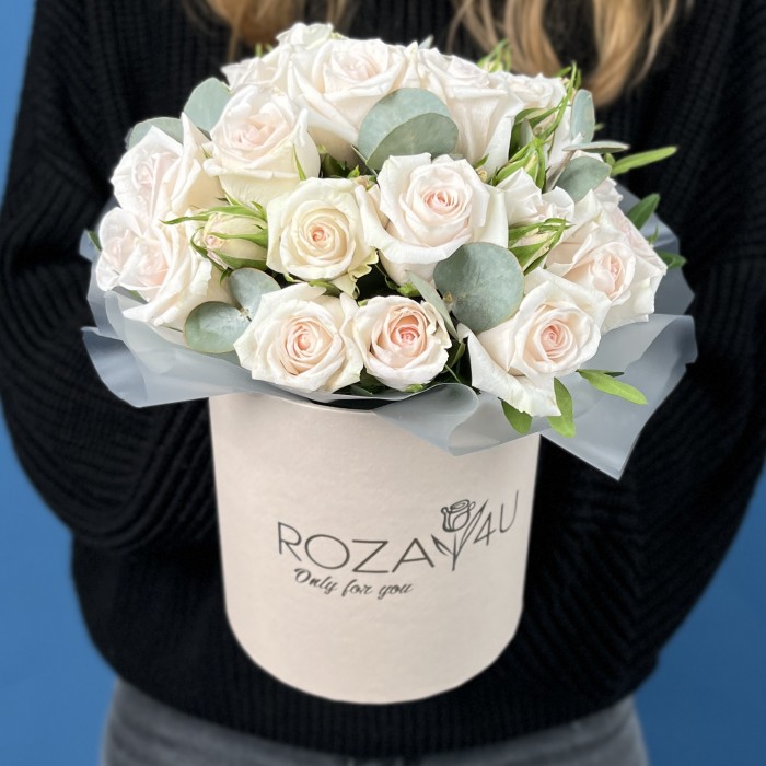 5 кустовых роз Роял Порцелина в коробке