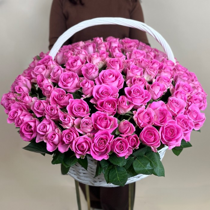 151 розовая роза Аква в корзине