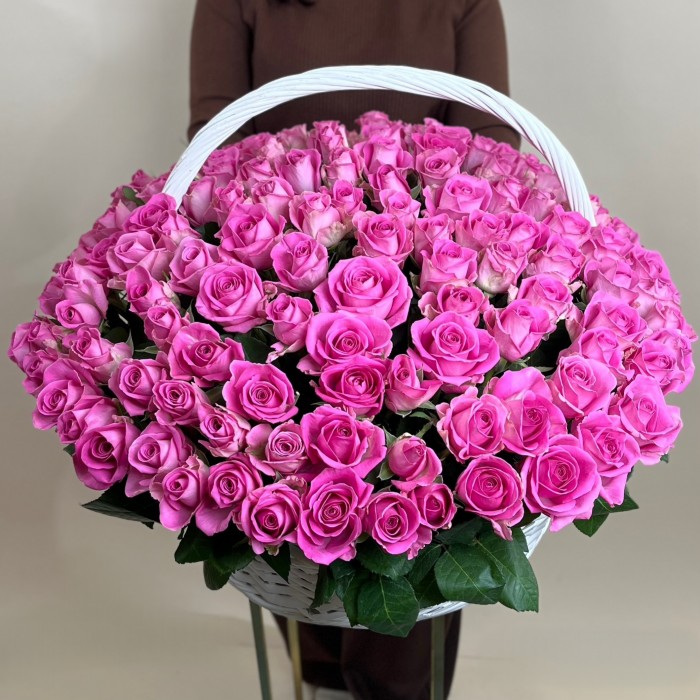 151 розовая роза Аква в корзине