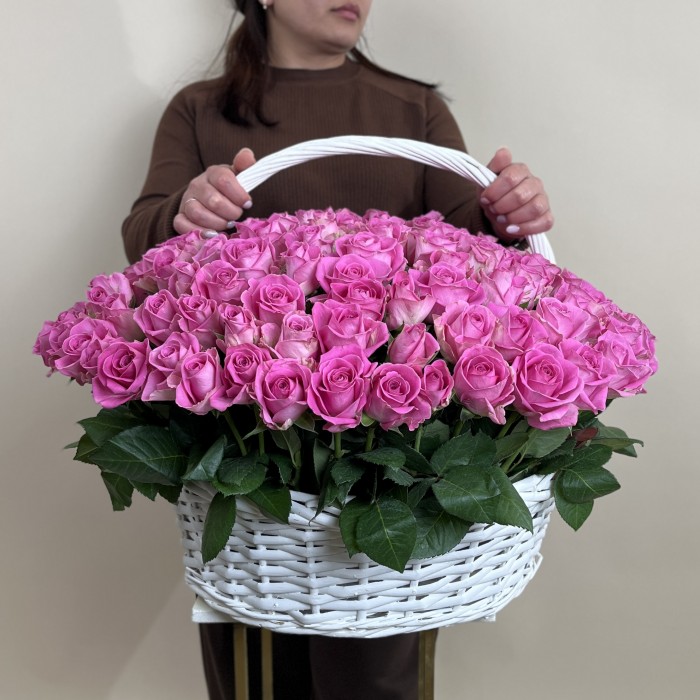 151 розовая роза Аква в корзине