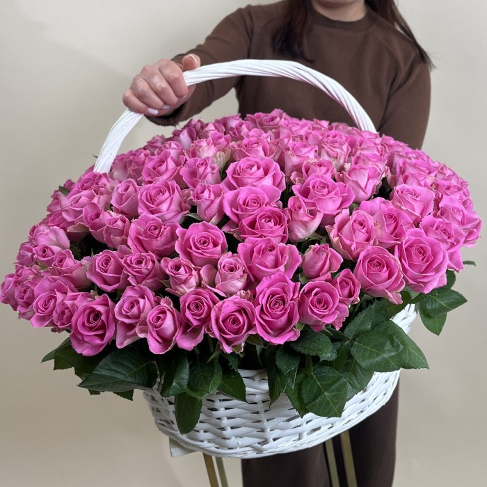 151 розовая роза Аква в корзине