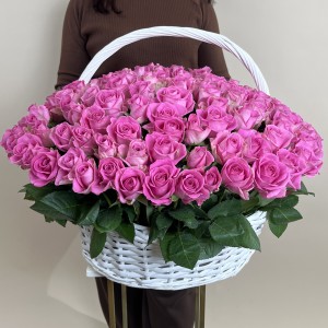 151 розовая роза Аква в корзине
