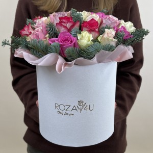 35 роз Нежный Микс с нобилисом в коробке