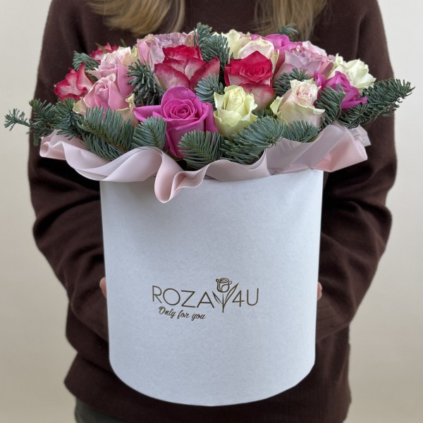 35 роз Нежный Микс с нобилисом в коробке