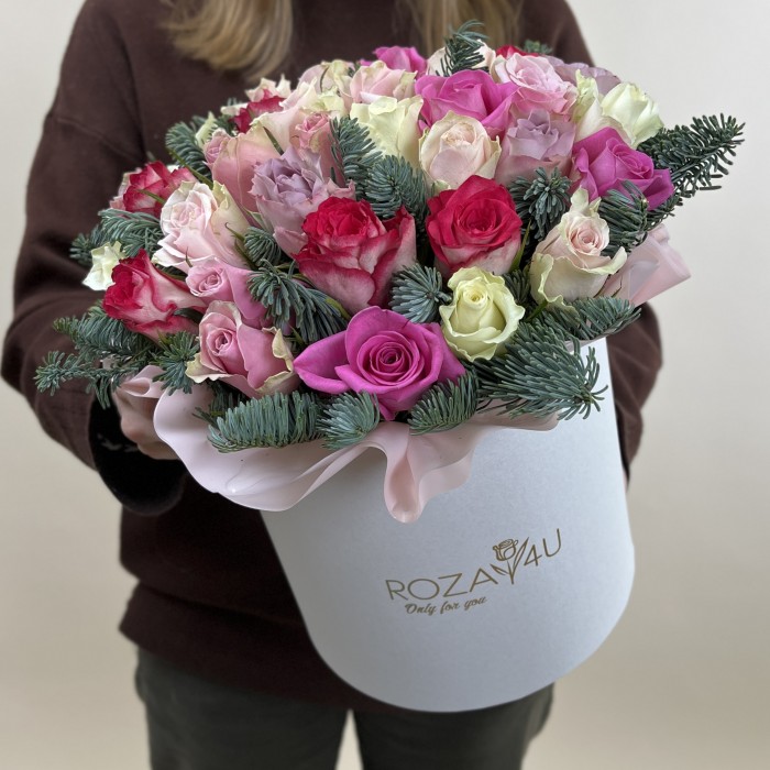 35 роз Нежный Микс с нобилисом в коробке