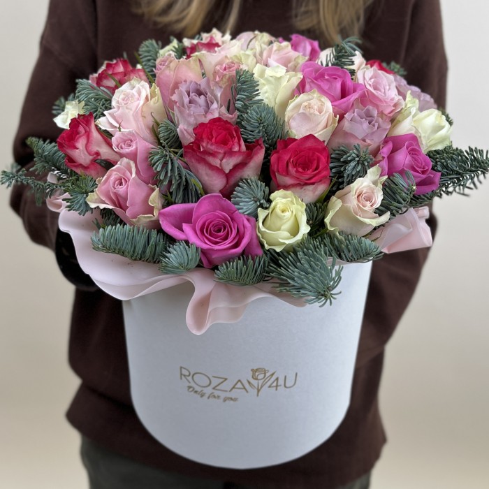 35 роз Нежный Микс с нобилисом в коробке