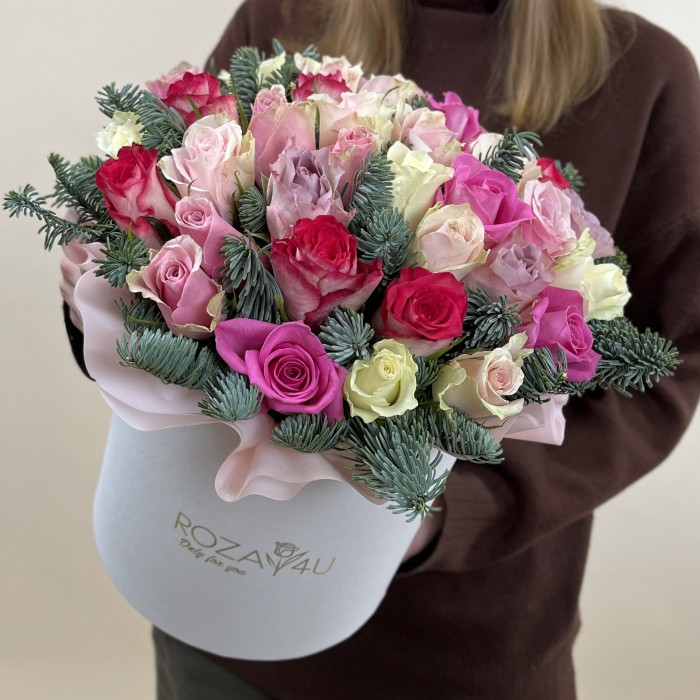 35 роз Нежный Микс с нобилисом в коробке