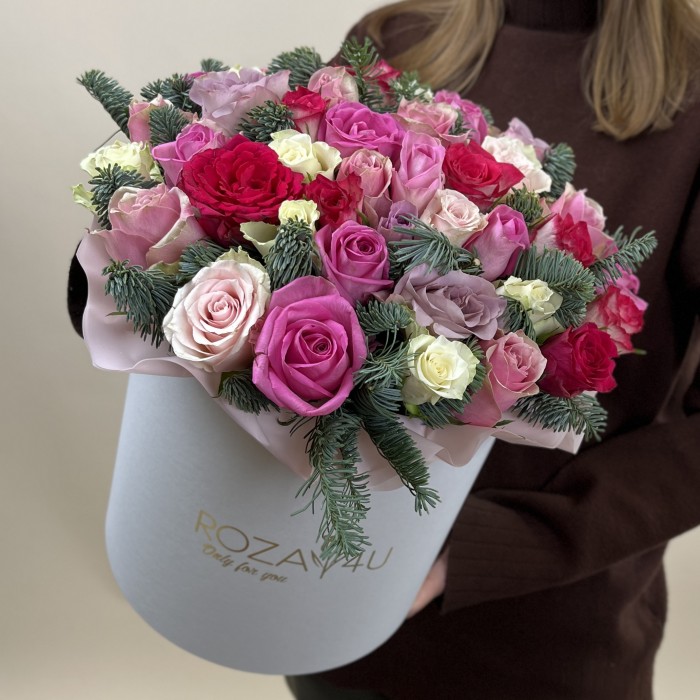 45 роз Нежный Микс с нобилисом в коробке