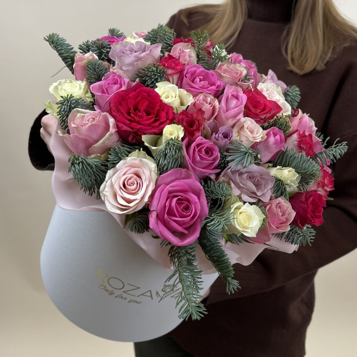 45 роз Нежный Микс с нобилисом в коробке