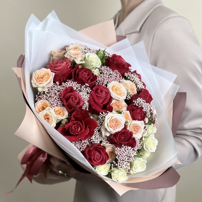 Букет из роз с озотамнусом