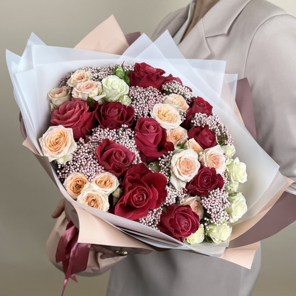 Букет из роз с озотамнусом