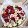 Букет из роз с озотамнусом