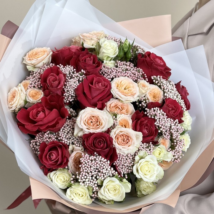 Букет из роз с озотамнусом