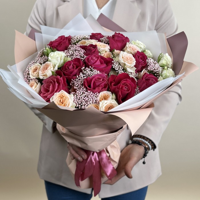 Букет из роз с озотамнусом