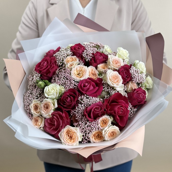 Букет из роз с озотамнусом