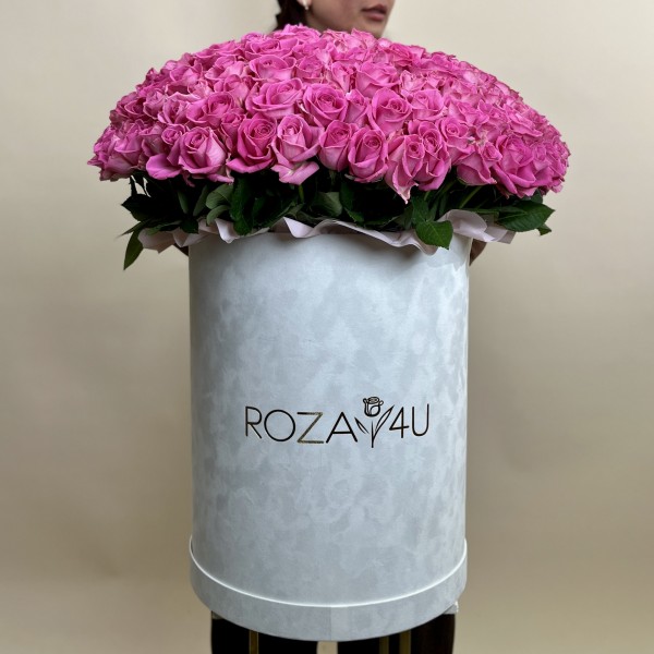 151 розовая роза Аква в бархатной коробке