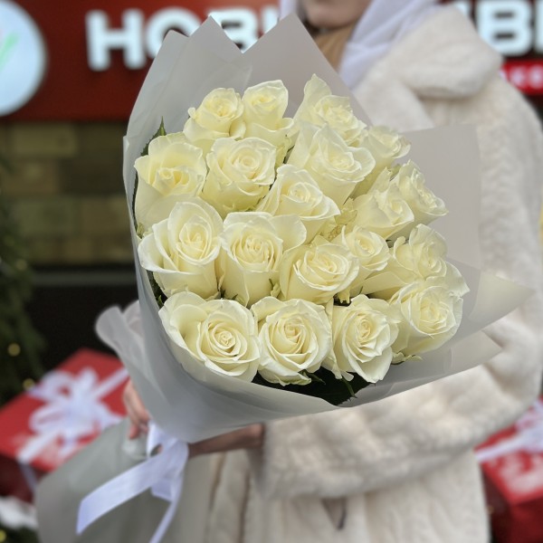 19 длинных белых роз 70 см