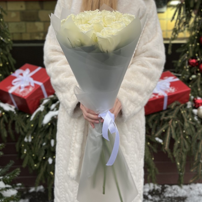 19 длинных белых роз 70 см