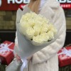 19 длинных белых роз 70 см