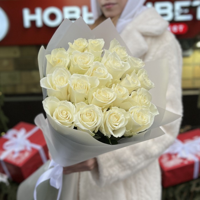 19 длинных белых роз 70 см