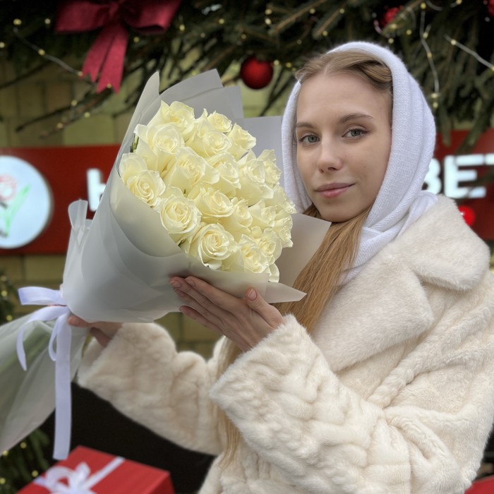19 длинных белых роз 70 см