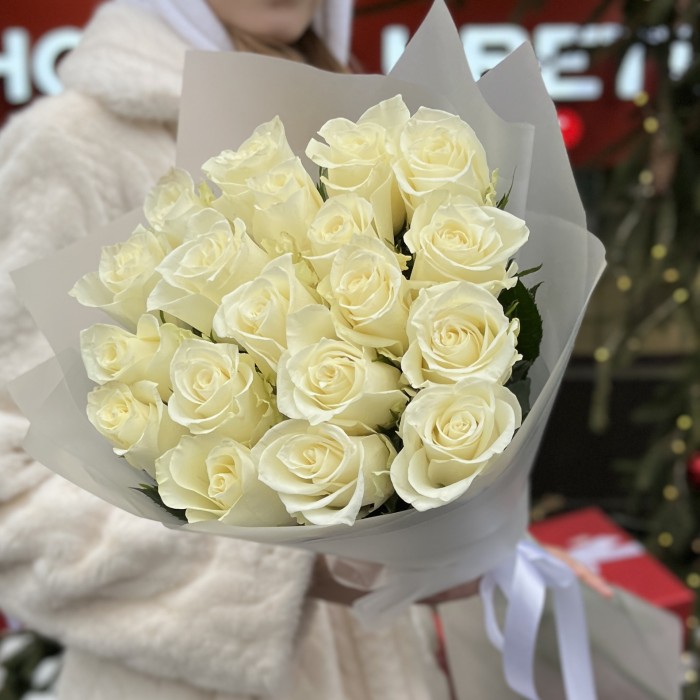 19 длинных белых роз 70 см