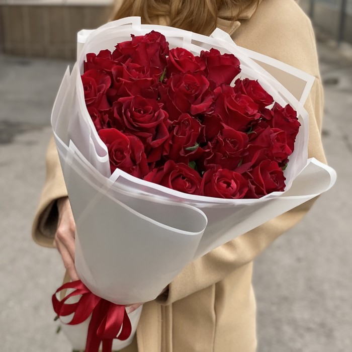 19 красных роз Эвер ред 60 см
