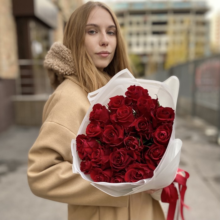 19 красных роз Эвер ред 60 см