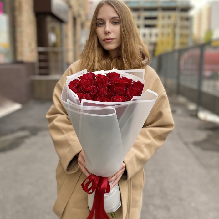 19 красных роз Эвер ред 60 см