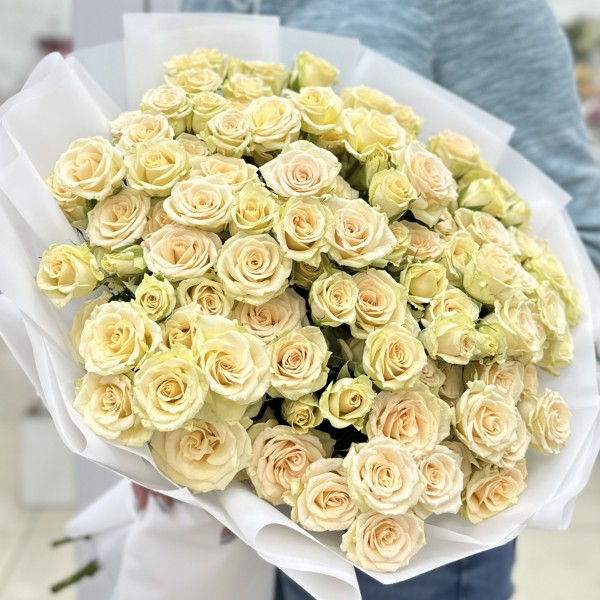 19 кустовых кремовых роз Аксана 70 см